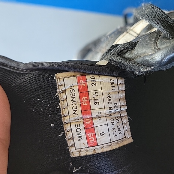 Womens size 6 adidas cleats - Picture 2 of 2